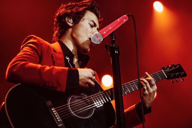 harry styles with sparkly microphonesa cute thread: