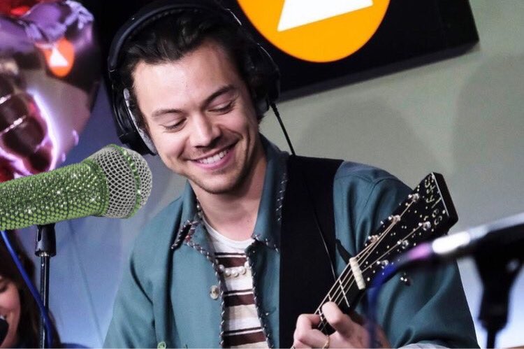 harry styles with sparkly microphonesa cute thread: