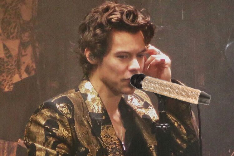 harry styles with sparkly microphonesa cute thread: