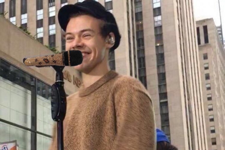 harry styles with sparkly microphonesa cute thread: