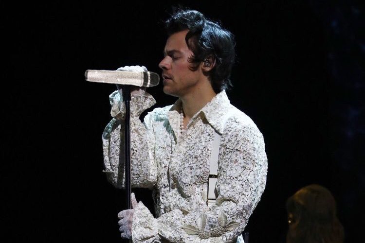 harry styles with sparkly microphonesa cute thread:
