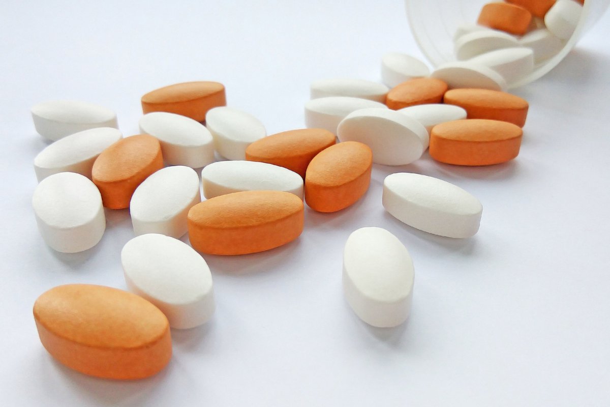 EMA_News's tweet photo. 📢Healthcare professionals are recommended to closely monitor #COVID19 patients receiving #chloroquine or #hydroxychloroquine and to take into account pre-existing heart problems that can make patients more prone to heart rhythm issues: 
👉https://t.co/mbFx7bQJ5z https://t.co/0arbhgFmsU