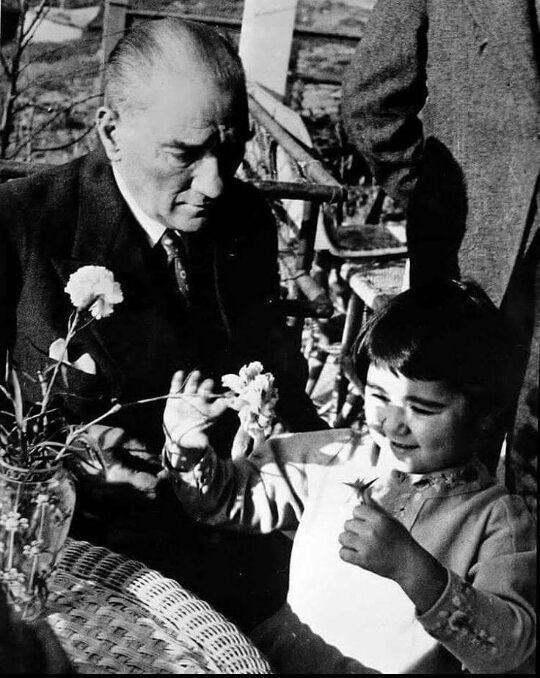 “Vatanı korumak, çocukları korumakla başlar. Sadece büyük bir lider geleceği küçük kalplere emanet eder…" 100.yıl🇹🇷 #MustafaKemalATATURK #EvdeBayramVar #23NisanKutluOlsun