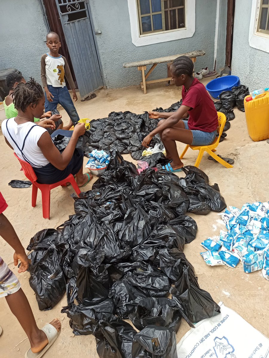 Specifically, the items were moved to Apo (Pigba Sama), a poor neighborhood in Abuja. When it got to the location, a friend got people who helped tie the items into small parcels.Each parcel contained - A portion of rice- A portion of beans- Maggie- Salt- Tomatoe paste.