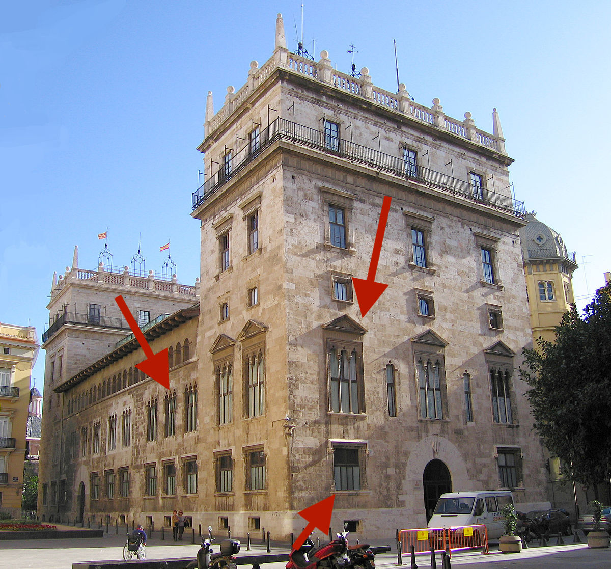 Pero si hay un ejemplo de todos los ejemplos, lo tenemos en el espectacular Palacio de la Generalitat Valenciana (trago de agua), miradlo y observad esas espectaculares tríforas en todo su esplendor, without words: