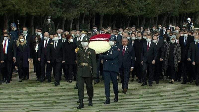 Bu görüntü;kendimizle,uygulama ve söylemlerimizle çelişmektir. İnsanımızın sağlığı için okullar, pazarlar, cuma ve camiler iptal edilip kapatılabiliyorsa,bu anıtkabir seramonisi de yapılmayabilirdi.Hastalık konusunda gösterilen çaba ve fedakarlıklara en büyük derbeder..