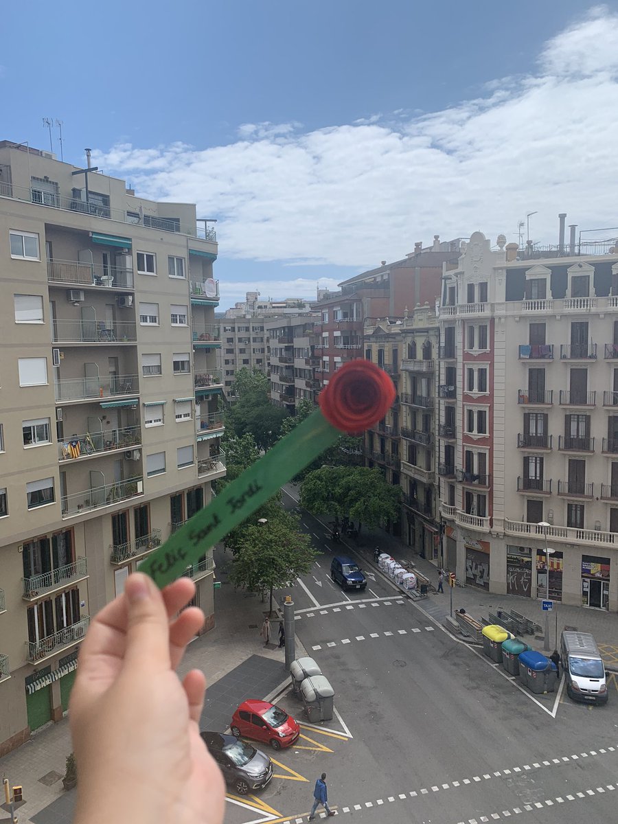 sobadsister's tweet photo. Tenim els millors vecis del món ❤️ Feliç sant jordi 🐉🌹👸 @calamodel https://t.co/X581gs5zX6