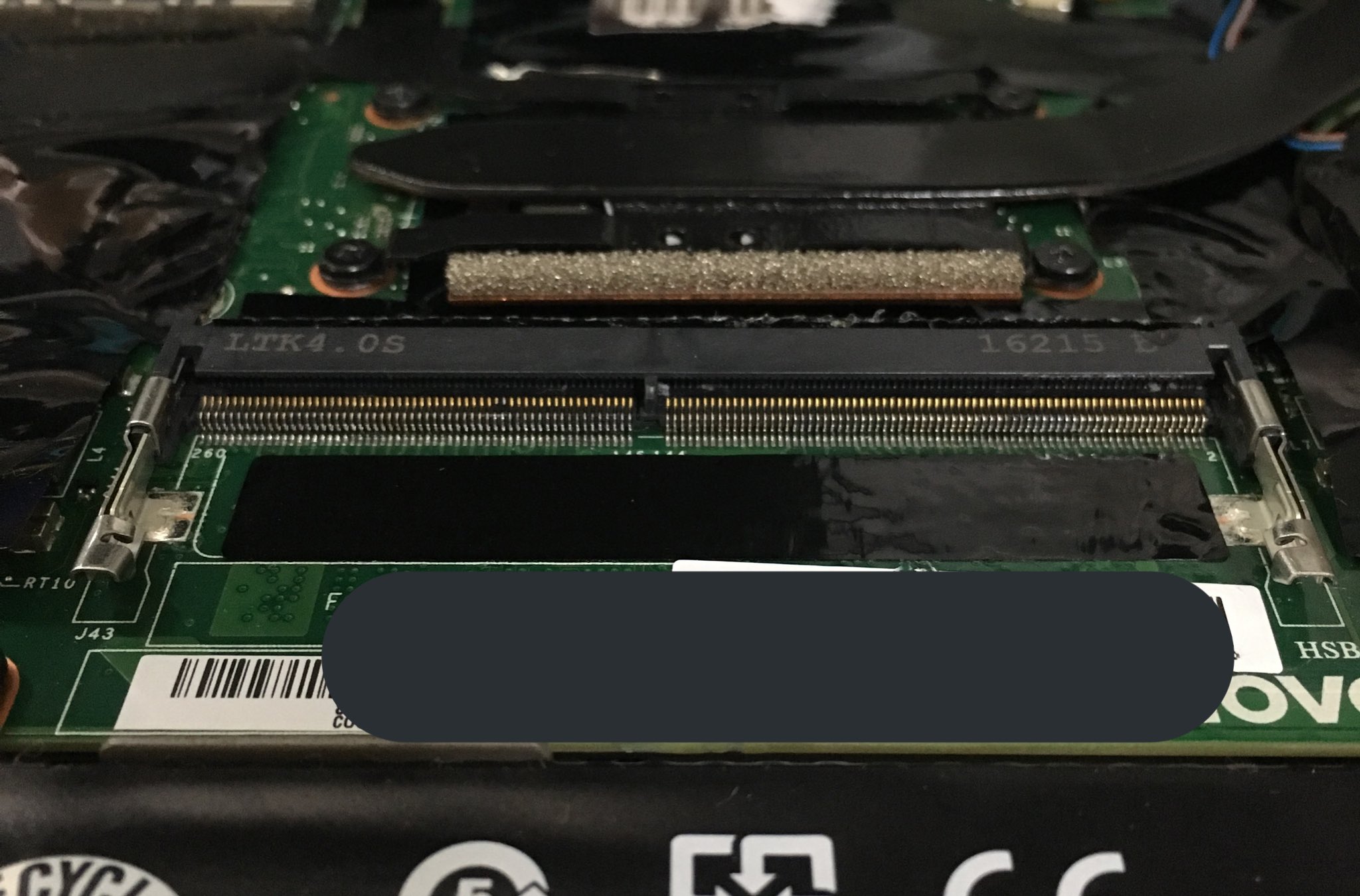 Twitter 上的 Pc修理廃人 Thinkpadのメモリースロット修理 スロットにメモリーを挿すと起動しない スロット交換したかったけどddr4用は持っていないのではんだを盛り直し無事に動いた 元々はんだが割れているようには見えなかったが恐らくスロットピンが