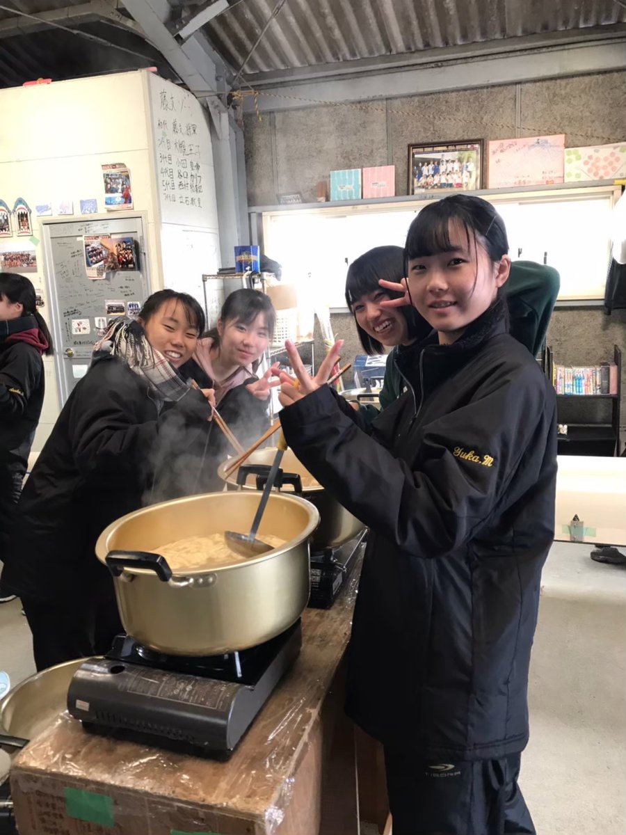 膳所高校ボート班 ボート班には選手以外にもマネージャーがいます マネージャーは 船を出すのを手伝ったり 部活終わりに食べるおにぎりを作ったりします また 試合の時にはアナウンスをするなどボート班にとって欠かせない大事な存在です