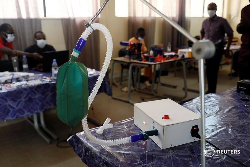 . @Reuters spoke to 30 medics worldwide who have experience of dealing with COVID-19 patients. They agreed ventilators are vital and have helped save lives. But many also highlighted the risks from using the most invasive types. 3/8