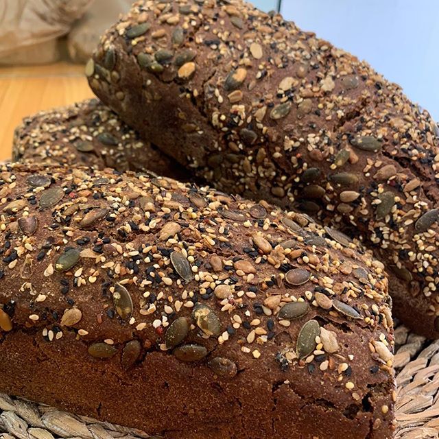 De color oscuro y una miga esponjosa así es nuestro pan de centeno elabora con masa madre y harina ecológica. Un buen pan te ayuda a cuidar tu salud , este por ejemplo es rico en magnesio, fósforo, vitaminas , minerales y fibra. #cuidate #comesano #quedateencasa #panartesano…