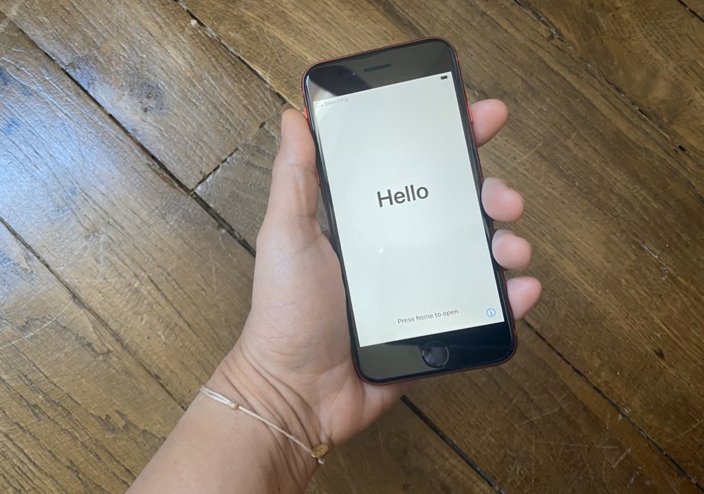 Melinda_DS's tweet photo. Look who’s coming (enfin) ! L’#iPhoneSE est dans la place et en rouge 😍 On va pouvoir tester et voir ce qu’il vaut. À côté de mon iPhone 11 Pro Max, il me semble tellement tout petit... #TechLCI #Apple https://t.co/TtypQnjszG