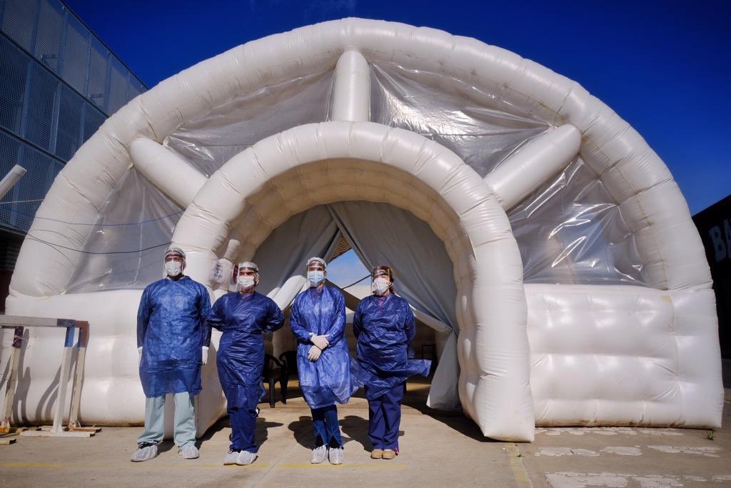 salud_mgp's tweet photo. Instalamos una carpa sanitaria al lado del CEMA que comienza a funcionar hoy como Centro Covid-19 para atender de manera diferenciada a pacientes que ingresen con síntomas respiratorios y fiebre. El horario de atención será de 8 a 20, de lunes a lunes y el ingreso es por Pehuajó. https://t.co/Rp9L1QCS5n