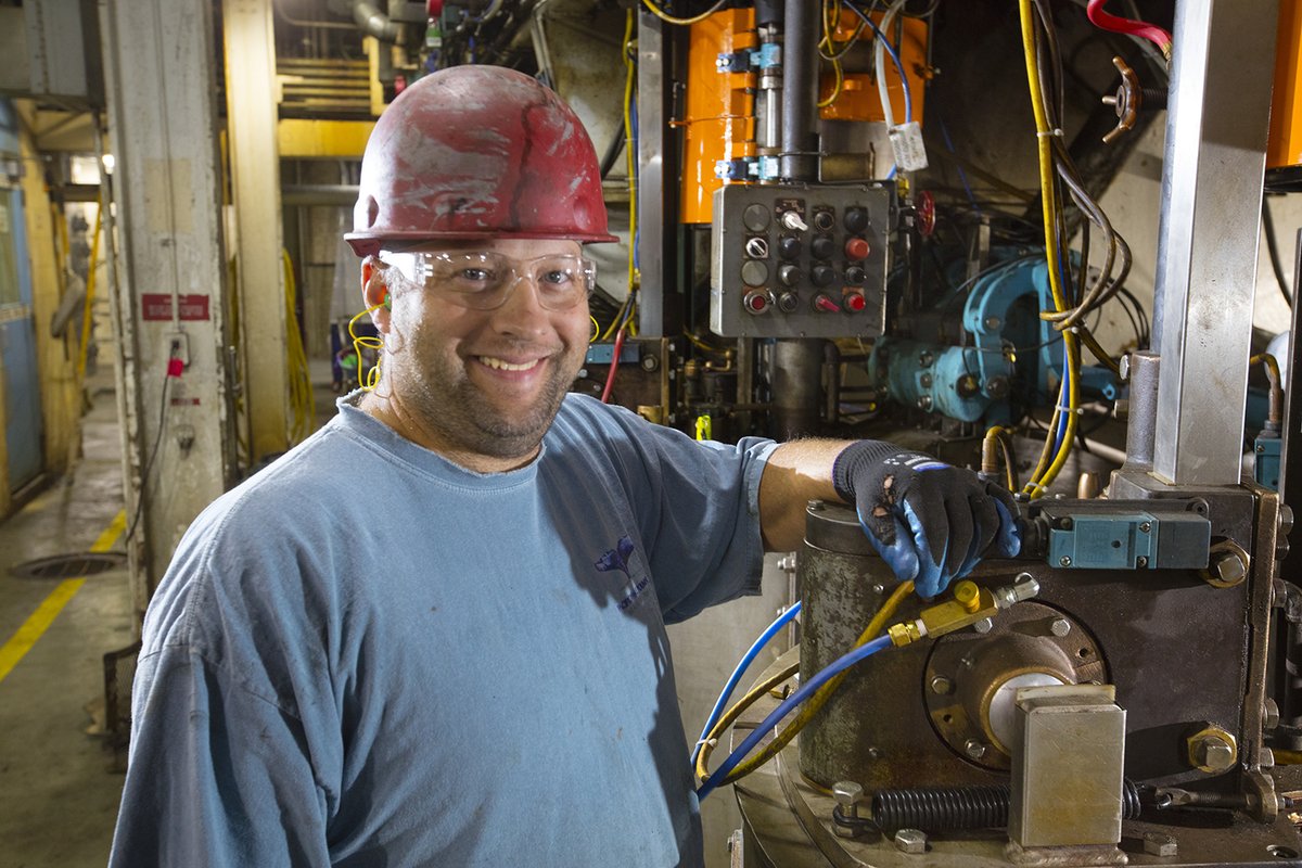 CrystalCoMelani's tweet photo. We are hiring #Machinists @CrystalSugarCo; preferably a 2-year degree in Tool and Die with an emphasis in manual machines and threading. 

Please RT to be entered in for a drawing of a #CrystalSugarCo product. 

We are an #EssentialEmployer! https://t.co/Nf9PeaxFFA. https://t.co/cQND9Q3oGK