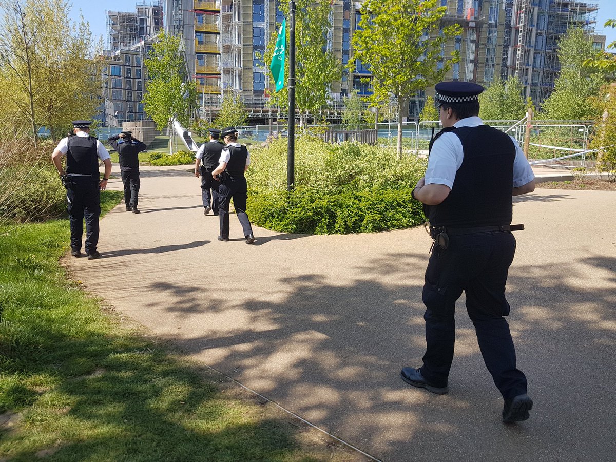 MPSWoodberryDwn's tweet photo. #WoodberryDown, we were out in force yesterday on the ward patrolling with @MPSBrownswood and #SgtDurrant reassuring residents and handing out leaflets regarding the recent #Warrants. Any concerns or if you'd like to chat, as ever, give us a call on 07920478363. 999 in emergency. https://t.co/K0PduweLZv