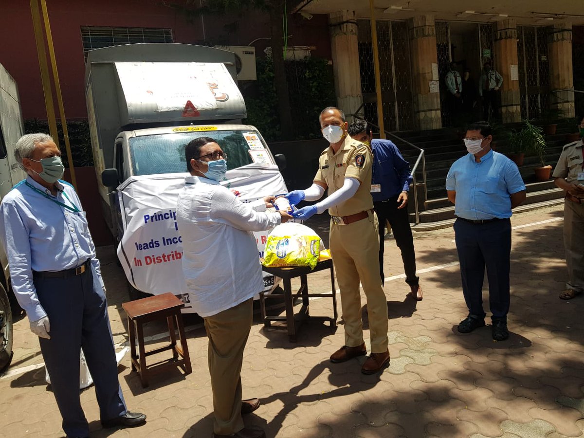 IncomeTaxIndia's tweet photo. Responding to initiative of Sh SK Gupta,Pr CCIT, Mumbai,officers of ITD, Mumbai raised Rs 41lakh from their salaries over &amp;above their contribution to #PMCaresFund to support 4000 families of migrant workers.
Ration kits handed over to DCP South Zone &amp;BMC for distribution
#WeCare https://t.co/Yrv0FzJ0Vs