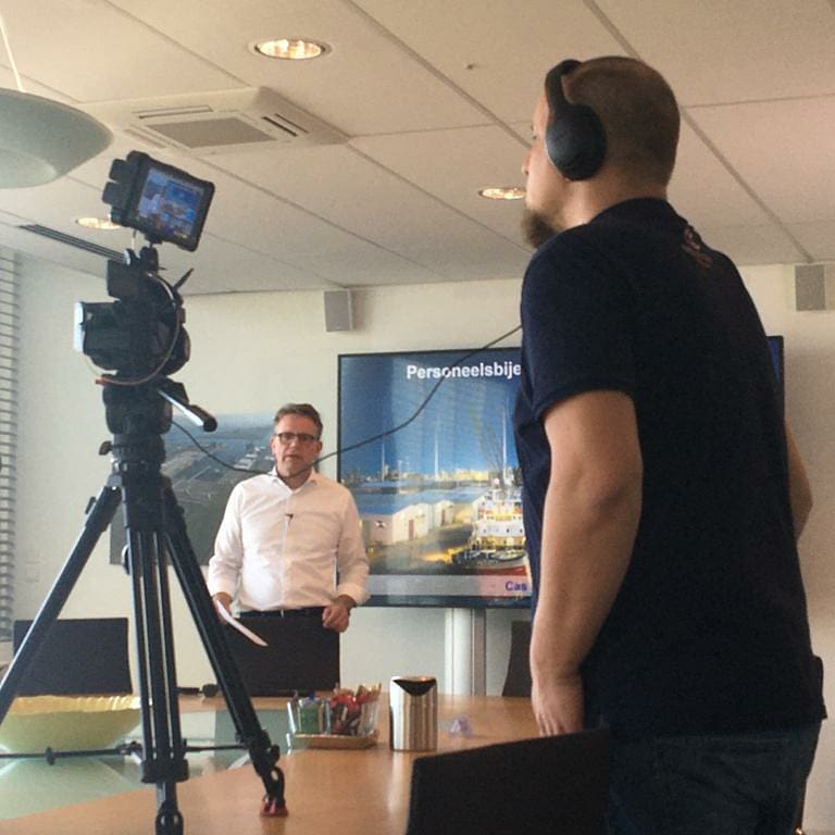 GroningerHavens's tweet photo. In de Corona tijd gaat de personeelsbijeenkomst gewoon door. Toch is een lege zaal wel onwerkelijk. Met dank aan #Diepzeekonijn kunnen we digitaal contact houden met de mensen thuis.
Met #CasKönig #HaroldSanders #MaartenBarthel #PietervanderWal #MarjoleinZwerver #BernardPiek https://t.co/usaICby1qt
