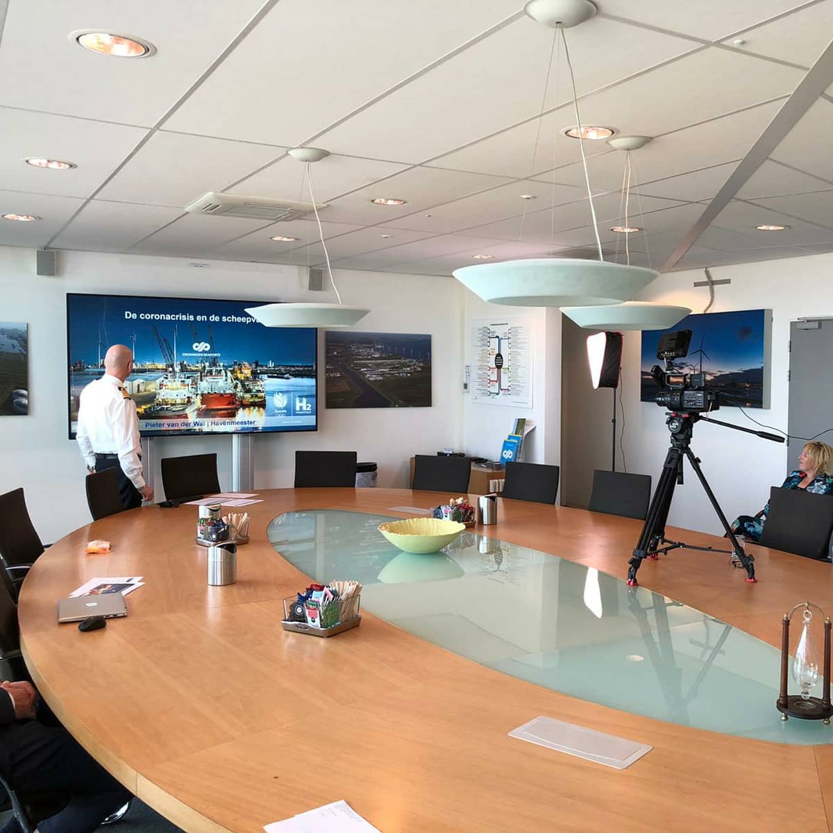 GroningerHavens's tweet photo. In de Corona tijd gaat de personeelsbijeenkomst gewoon door. Toch is een lege zaal wel onwerkelijk. Met dank aan #Diepzeekonijn kunnen we digitaal contact houden met de mensen thuis.
Met #CasKönig #HaroldSanders #MaartenBarthel #PietervanderWal #MarjoleinZwerver #BernardPiek https://t.co/usaICby1qt