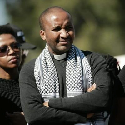 CapricornFMNews's tweet photo. #Covid19SA  Mamelodi Baptist church founder pastor Thembelani Jentile is calling on those who wish to donate food parcels to do so as government has not yet contributed.
IMS
📷@TJentile https://t.co/FVSVQDZJqn