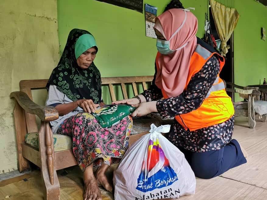 RinaMohdHarun's tweet photo. Mereka yg kurang bernasib baik tidak akan dipinggirkan. Kami disini akan sentiasa ada utk memastikan bahawa mereka dapat berkongsi secebis sinar dlm kegelapan yg kita semua lalui ini, Insya Allah. Terus berhubung dgn pihak JKM jika anda memerlukan bantuan

@JKMHQ @JPenerangan https://t.co/qkC4NswDcf