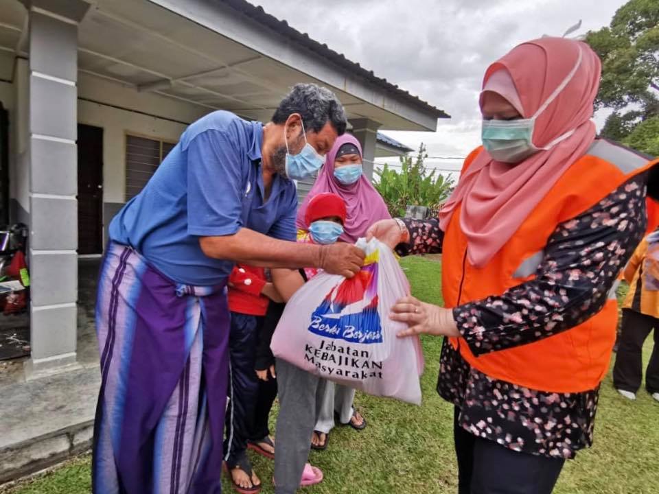 RinaMohdHarun's tweet photo. Mereka yg kurang bernasib baik tidak akan dipinggirkan. Kami disini akan sentiasa ada utk memastikan bahawa mereka dapat berkongsi secebis sinar dlm kegelapan yg kita semua lalui ini, Insya Allah. Terus berhubung dgn pihak JKM jika anda memerlukan bantuan

@JKMHQ @JPenerangan https://t.co/qkC4NswDcf
