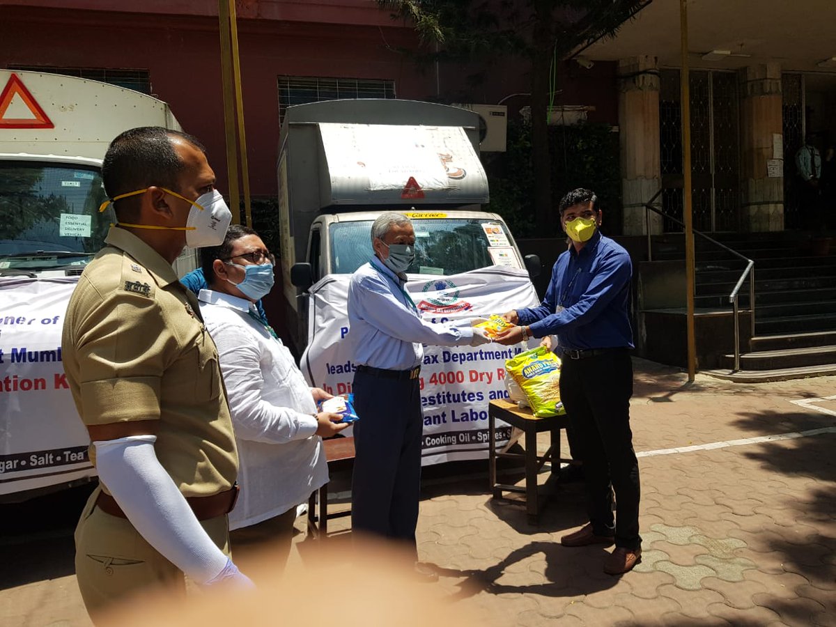 IncomeTaxIndia's tweet photo. Responding to initiative of Sh SK Gupta,Pr CCIT, Mumbai,officers of ITD, Mumbai raised Rs 41lakh from their salaries over &amp;above their contribution to #PMCaresFund to support 4000 families of migrant workers.
Ration kits handed over to DCP South Zone &amp;BMC for distribution
#WeCare https://t.co/Yrv0FzJ0Vs