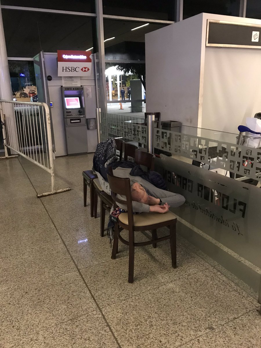 mvismara_'s tweet photo. Scandalo @Alitalia dopo un mese il primo volo Buenos Aires 🇦🇷 - Roma 🇮🇹 a € 1.881,66. Siamo in viaggio da un giorno e a 4 ore dal volo notificano OverBooking di un volo “umanitario”. É il panico. Famiglie bambini donne incinte non prtono. @repubblica @Corriere @Agenzia_Ansa https://t.co/K9mS4zfLlS