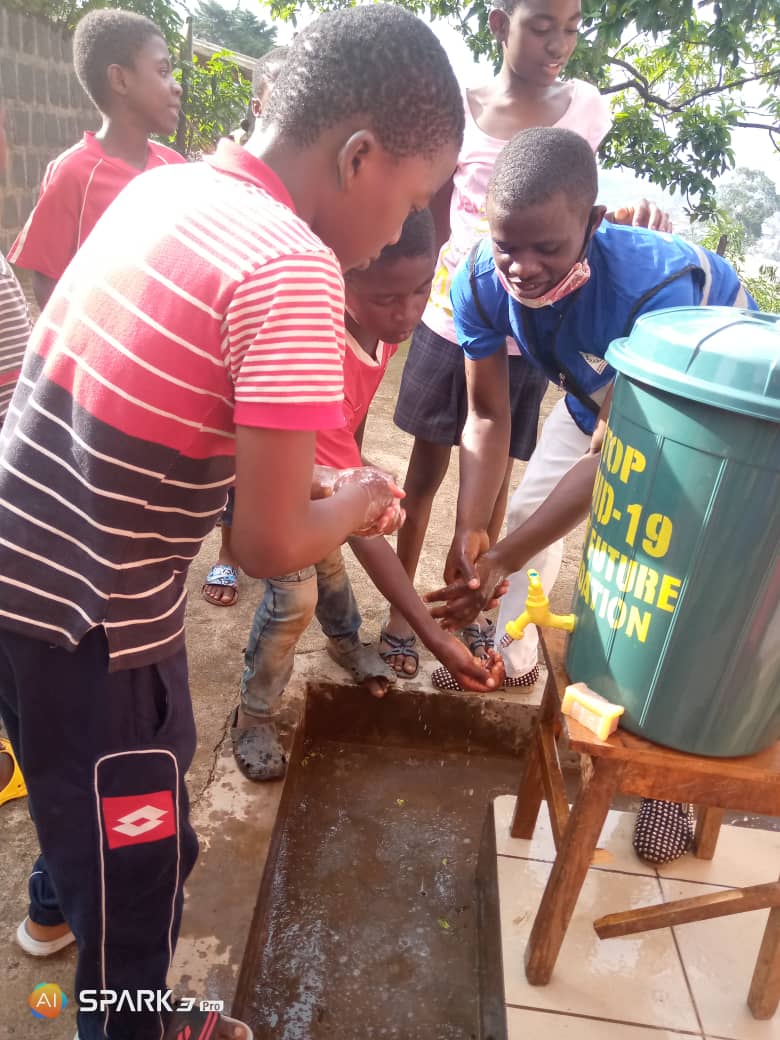 Volunteers are the first responders in time of crisis. Yesterday Nabi Hope Foundation with a good number of volunteers donated facemasks and buckets to some neighborhoods in Mezam . Their humanitarian gesture touched the gate way to Bamenda ( Up Station )