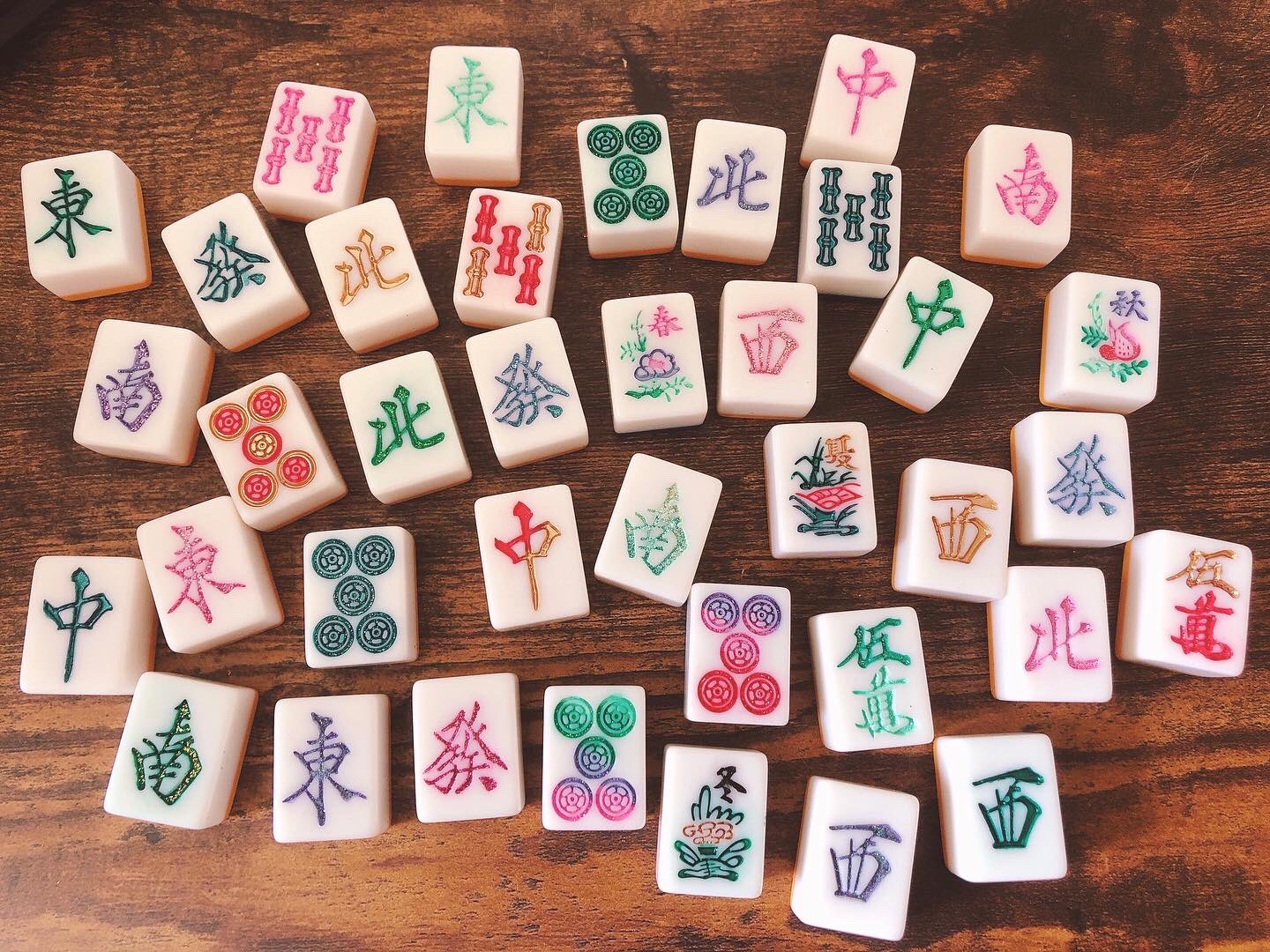 都美 色入れしたカラフルな麻雀牌を 壁に埋め込みました ランダムに並んでいるかのような麻雀牌 家族のお誕生日だったり何かが隠されていたりします T Co Qiifjj0ygh Twitter