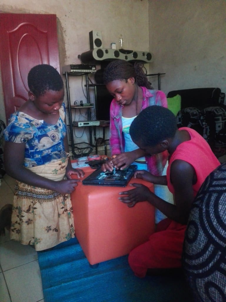 techpearlmw's tweet photo. Techpearl organized a virtual workshop for girls to celebrate #GirlsInICTDay2020. Girls challenged themselves by troubleshooting and repairing the faulty equipments found in their homes. #Girlsinictcovid19 https://t.co/8fYF6s9Y3Q