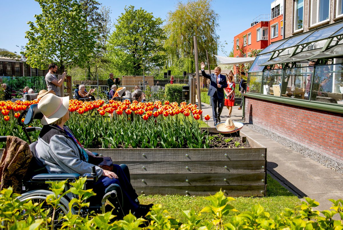 De Koning bezocht Omringlocatie #Lindendael in Hoorn en sprak met medewerkers over de impact die het #Coronavirus heeft op hun werk en de organisatie. In de binnentuin heeft de Koning bewoners en medewerkers op afstand kunnen begroeten. #samensterk 
<a href="/koninklijkhuis/">Koninklijk Huis</a>