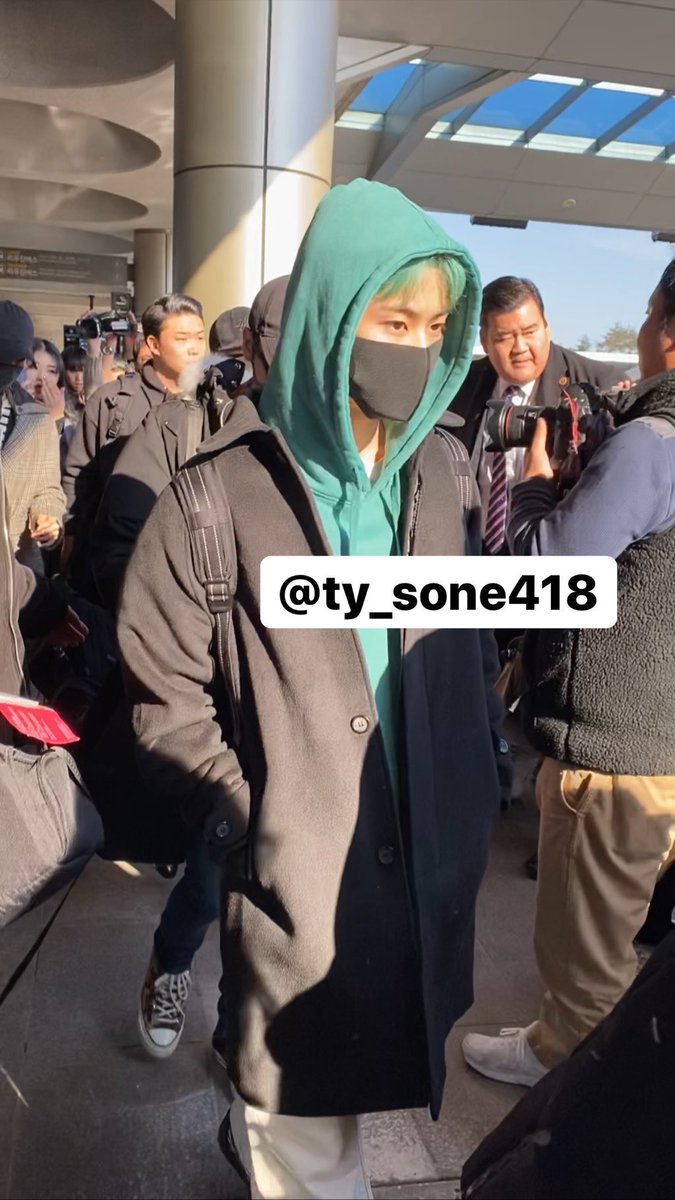 fantaken + unwhitewashed mark lee⠀⠀⠀⠀⠀  [an holy thread]