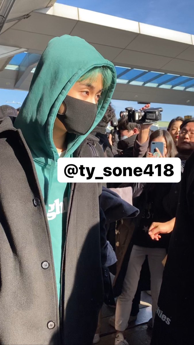 fantaken + unwhitewashed mark lee⠀⠀⠀⠀⠀  [an holy thread]