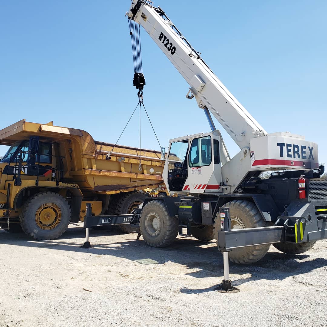 CroweEquipment's tweet photo. Big jobs call for big rigs! Video coming tomorrow to our YouTube! #CroweEquipment #CaterpillarEquipment #CatMachinery #CatEquipment #HeavyMachinery #HeavyEquipment #CatWrenching #Caterpillar770 #Cat770 #RT230 #Terex #TerexRT230 #CaterpillarWrenching #BigJobs #BigRigs #BigCats https://t.co/Ckz4tyRTMM