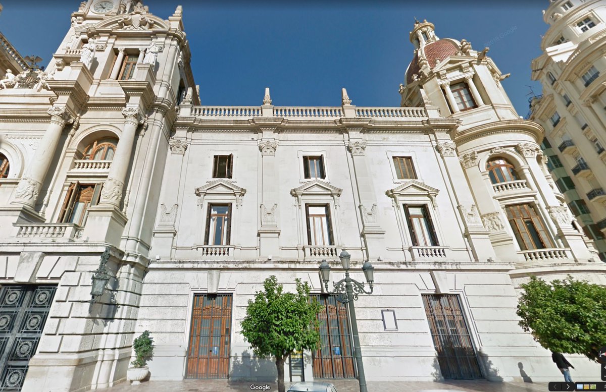 Y llega el más escandaloso de todos: el propio edificio de la casa Consistorial de Valencia, originalmente con ventanas tripartitas (foto cuerpo derecho), las ha perdido ya en el primer piso del cuerpo izquierdo. Terrible.