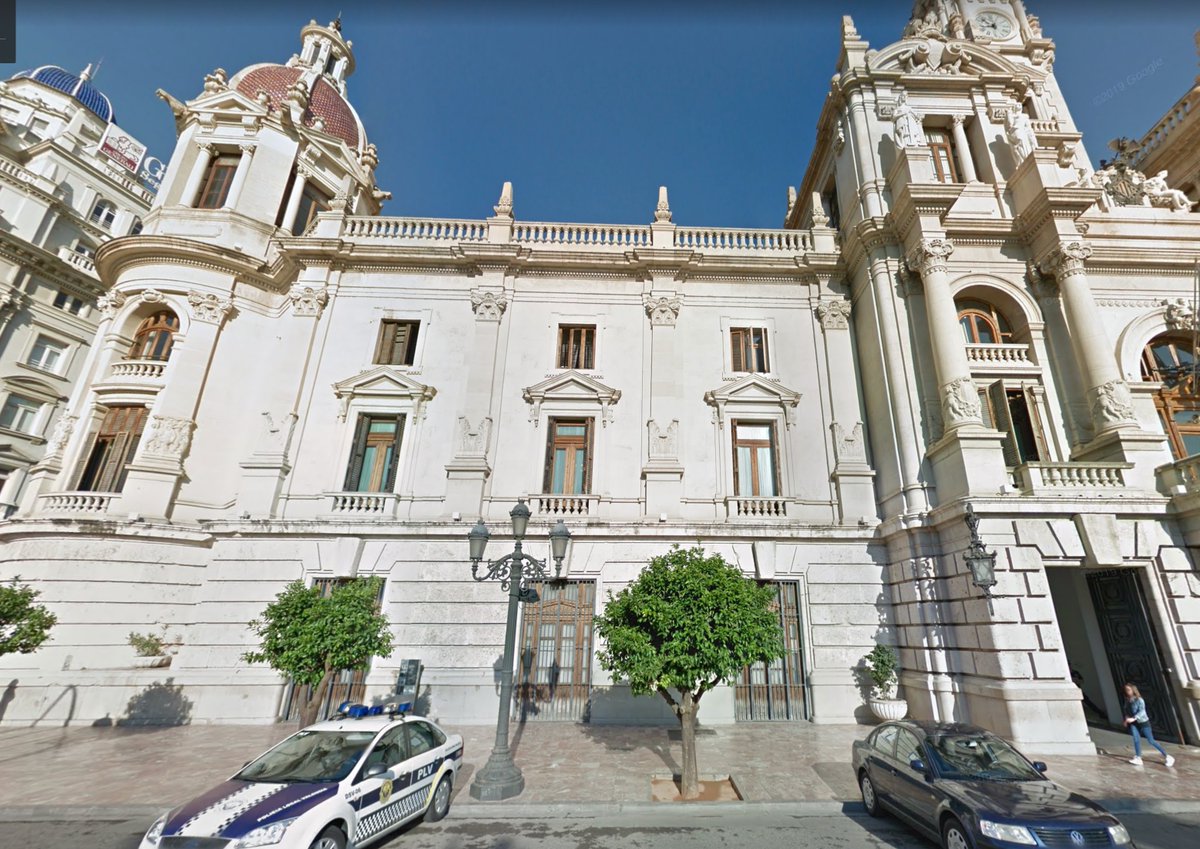 Y llega el más escandaloso de todos: el propio edificio de la casa Consistorial de Valencia, originalmente con ventanas tripartitas (foto cuerpo derecho), las ha perdido ya en el primer piso del cuerpo izquierdo. Terrible.