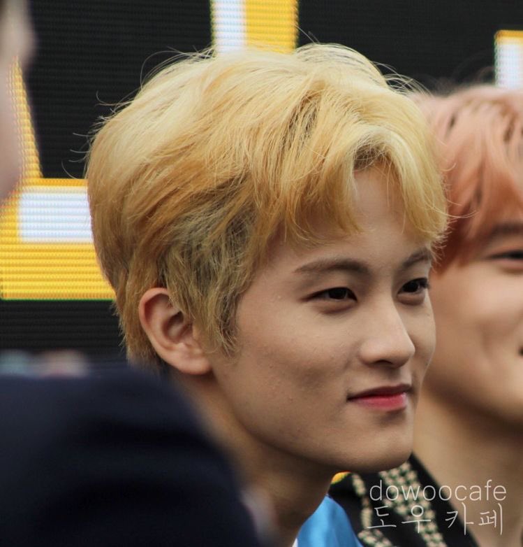 fantaken + unwhitewashed mark lee⠀⠀⠀⠀⠀  [an holy thread]