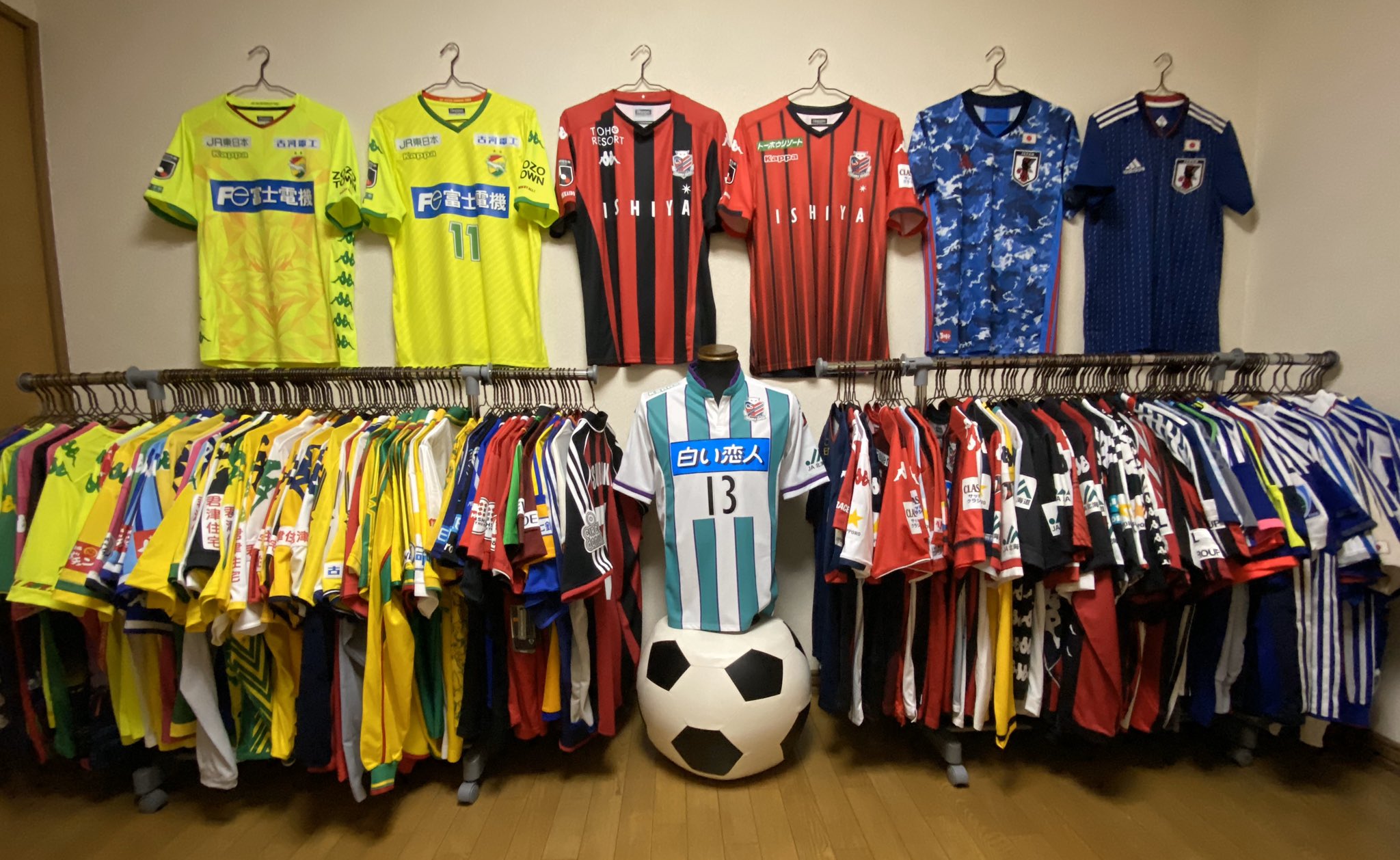 ゆ 心と体が喧嘩中 サッカーのユニフォームたち 日本代表や北海道コンサドーレ札幌などのjリーグ関係の ユニフォームなど 函館の部屋充 T Co Lruo7oxhif Twitter