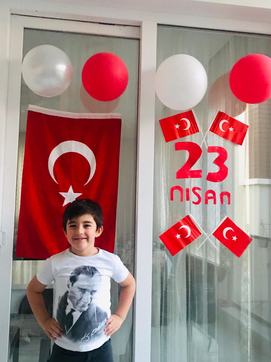 ozgiata's tweet photo. Kuşadası Evliya Çelebi Anaokulu Güneş Işıkları Sınıfından Demir Yağız🇹🇷 #Aydında23NisanCoskusu @seyfullah0966 @Aydin_MEM @AydinMemArge https://t.co/37bnwZfL1J