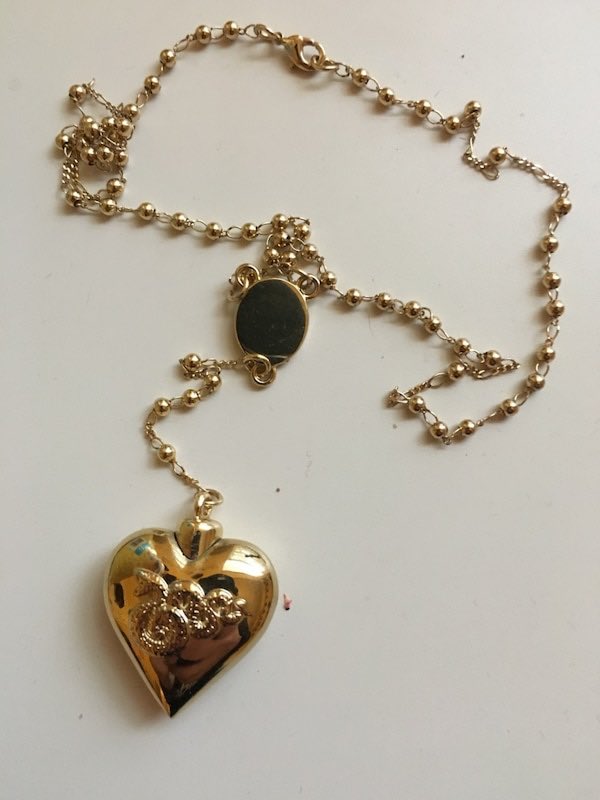 Lana Del Rey gold heart rosary | Charm tattoo, Lana del rey, Jewelry
