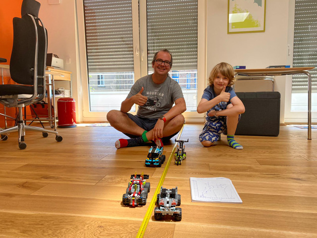 grundigakademie's tweet photo. Ganz nach dem Motto #wirbleibenzuhause startet unser Trainer und Experte für #LeanSixSigma @markus_qc heute mit seinem Sohn Oskar die #Versuchsreihe mit Lego-Autos, um so die Rollweite in Abhängigkeit des Aufziehens zu prognostizieren. https://t.co/IHmH63wFSo