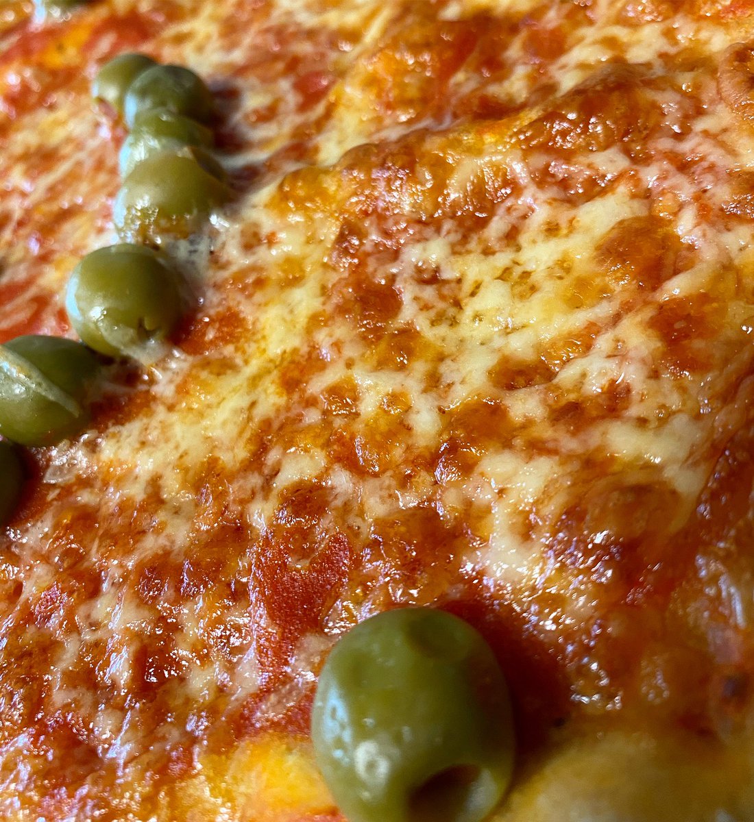 home made #pizza feels..

Lazy base: self raising flour, water and a pinch of salt. add more flour or water until you have soft dough. Roll thin
 -Lazy Tom sauce: blend 4 garlic cloves with a can of plum tomatoes and pinch of salt.
-Topping:
Tom sauce, add cheese and 🤔toppings