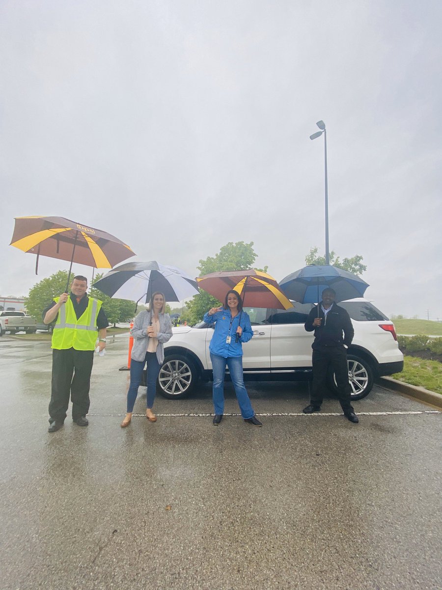 Rainy day in Louisville, KY but UPSers are coming out to thank our service providers. #thankyourhursday <a href="/OhioValUPSers/">Ohio Valley UPSers</a> @awc3thrill <a href="/MaymonStephanie/">Stephanie Maymon</a> <a href="/DentiaNorris/">Dentia Norris</a> <a href="/joeboyleups/">Joe Boyle</a>