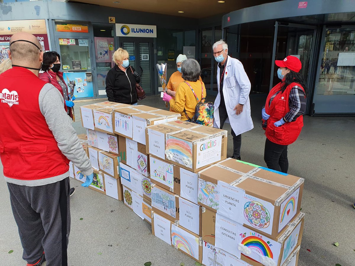 LHAjuntament's tweet photo. ❤️ @Voluntaris_LH han entregado esta mañana en el @hbellvitge y en el Hospital General de #LHospitalet más de 1.000 🌹🌷 elaboradas por tres vecinas de #Bellvitge en el marco de un proyecto solidario #SantJordiLH https://t.co/godFgZSBjM