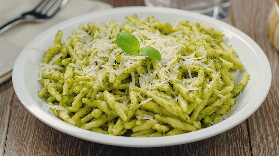 Winwin as trofie al pesto - elegant shape just like Sicheng's dance- perfect equilibrium of flavours- perfect on its own but also with veggies- you either love it or hate it - popular everywhere- perfect on pizza or lasagna- you'll find yourself craving it at 3am