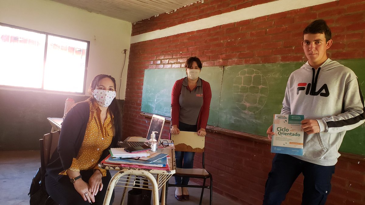 Laura_Noremberg's tweet photo. Entrega de Cuadernillos
#Ext25 Colonia Primavera #SanPedro #SecRuralPluriaño #UGL3
Tomando las Precausiones correspondientes por Cuarentena.
Aprendemos desde Casa🏡
#Misiones 💪💪💪
@Estelatavares14 @miguel_sedoff @linares_cielo @misioneseduca @CGEMisiones @jalbertogalarza https://t.co/I3WSCmti1s