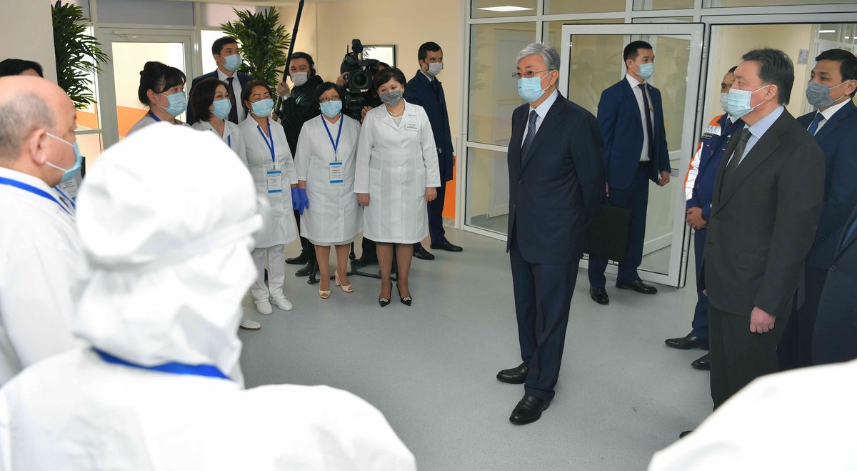 TokayevKZ's tweet photo. Елордадағы жаңа инфекциялық ауруханаға бардым. Мұнда дәрігерлердің тиімді әрі қауіпсіз жұмыс істеуі үшін барлық жағдай жасалынған. Қысқа мерзімде осы маңызды нысанды салған құрылысшыларға алғыс айтамын. Пандемиямен күресте аянбай еңбек етіп жатқан дәрігерлерге табыс тілеймін. https://t.co/cyPJgbwNit