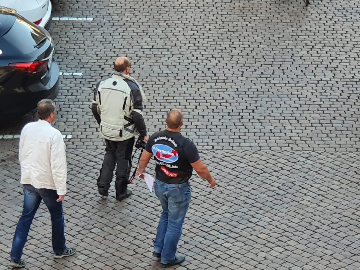 der_wolf_aus_dd's tweet photo. Die #AfD #Sachsen verbündet sich offen mit #Corona-Leugnern und zündelt am gesellschaftlichen Frieden: in #Chemnitz liefern sich AfD- und #JA-Vertreter Handgemenge mit der Polizei, in #Pirna führt ein AfD-Kreisrat eine illegale Kundgebung mit 180 Leuten durch. #c2004 #pir2204 https://t.co/4fKVwsxCkF