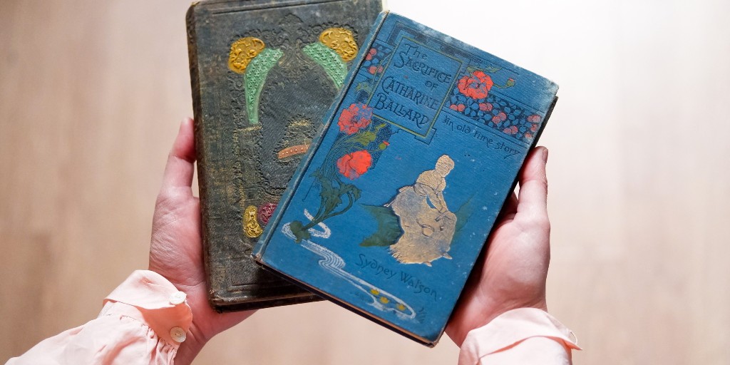 cgmcomunicacion's tweet photo. Feliz día del libro 🌹📕

#felizdiadellibro #diadellibro #librosantiguos https://t.co/vyMv6pXIs5