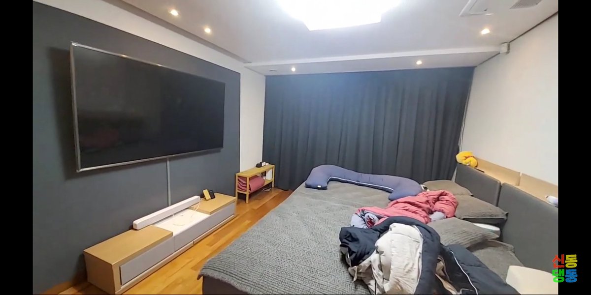 Entrance to his room got many movie poster too!! His bedroom, master bathroom and the closet! #SHINDONG
